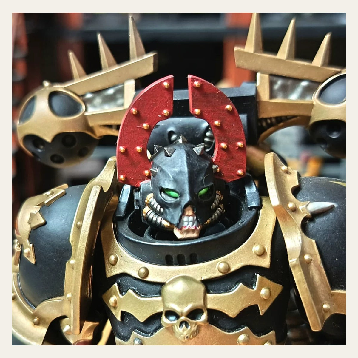 TD-JT-081 暗源战锤40K 118混沌吞世者黑色军团改装头盔 3.75涂装成品头雕 front view