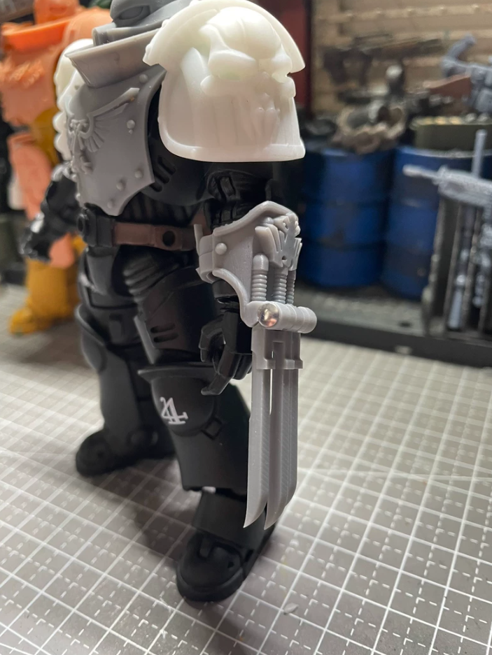 Raven Guard-Inspired Folding and Sliding Claws detail 5